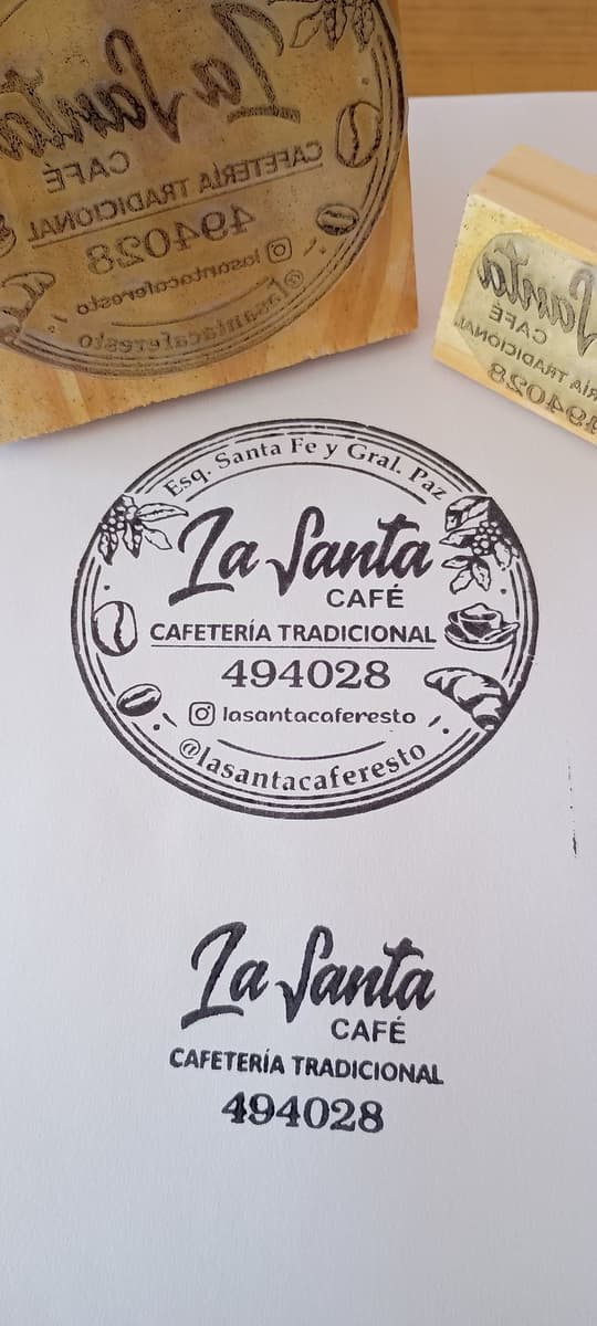 Sello de goma fabricado para La Santa Café junto a su impresión