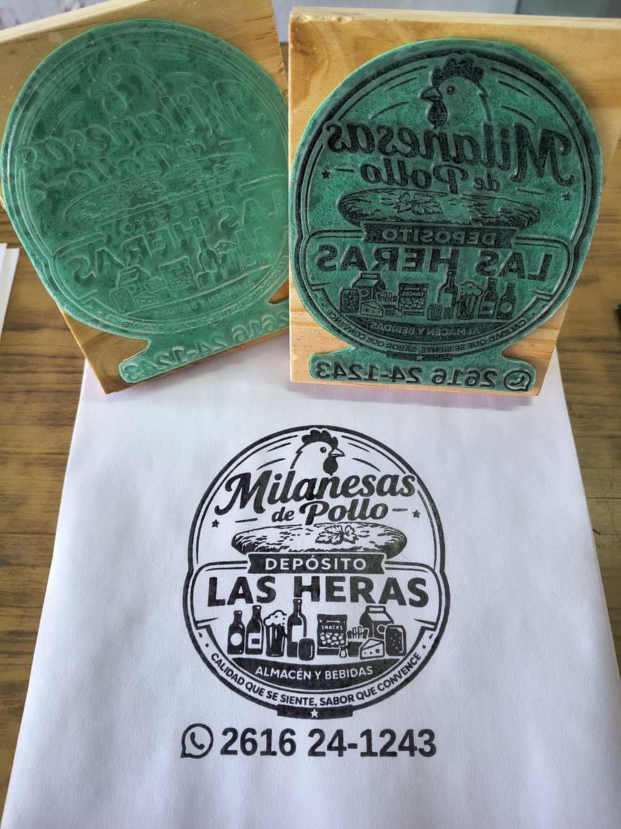 Sello de goma fabricado para Milanesas Las Heras junto a su impresión