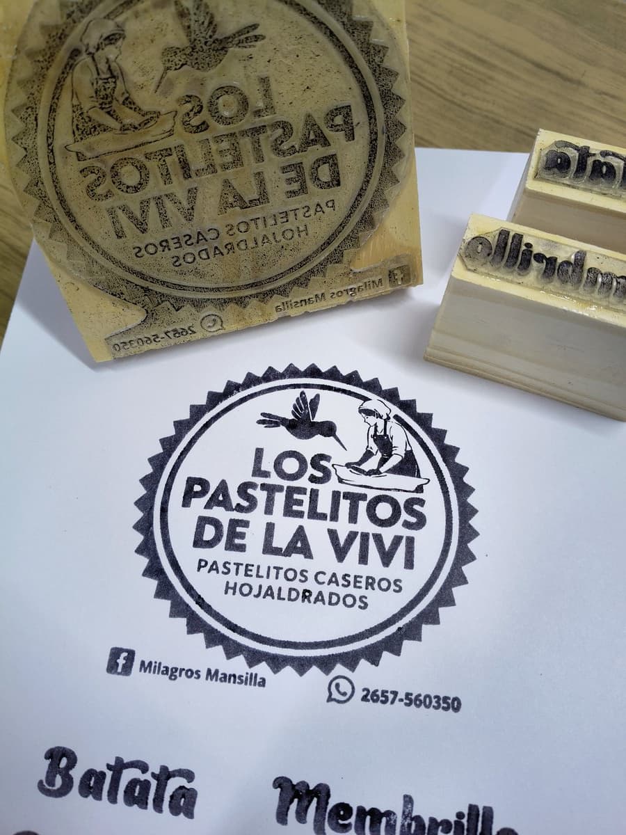 Sello de goma fabricado para Pastelitos de la Vivi junto a su impresión