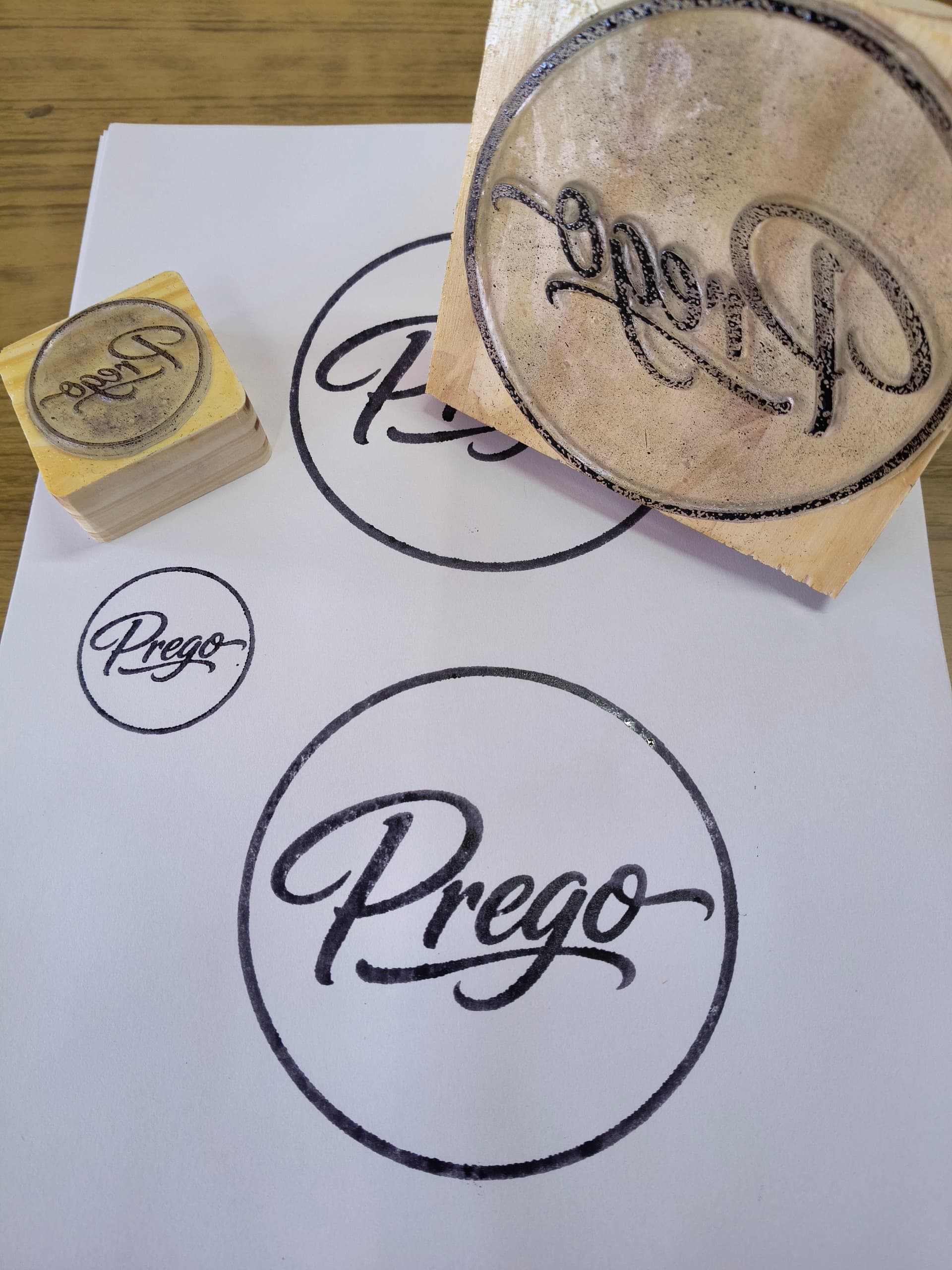 Sello de goma con base de madera junto a la impresión que deja en papel